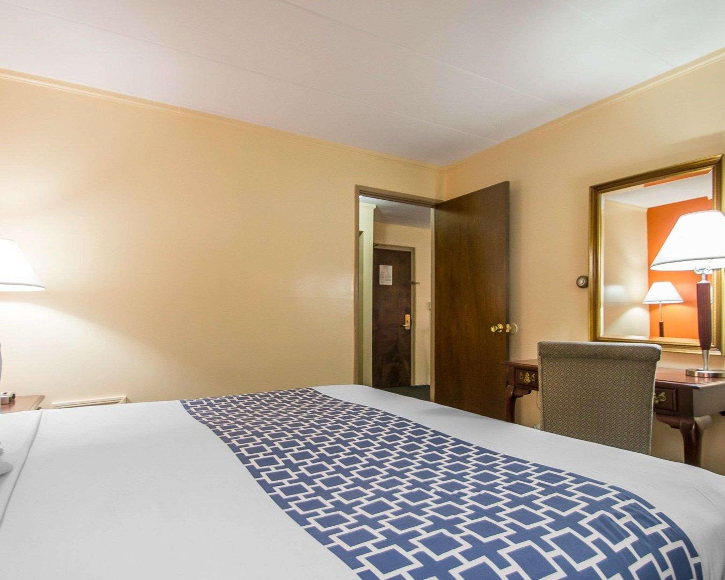 Econo Lodge Inn & Suites Airport Windsor Locks Exterior foto