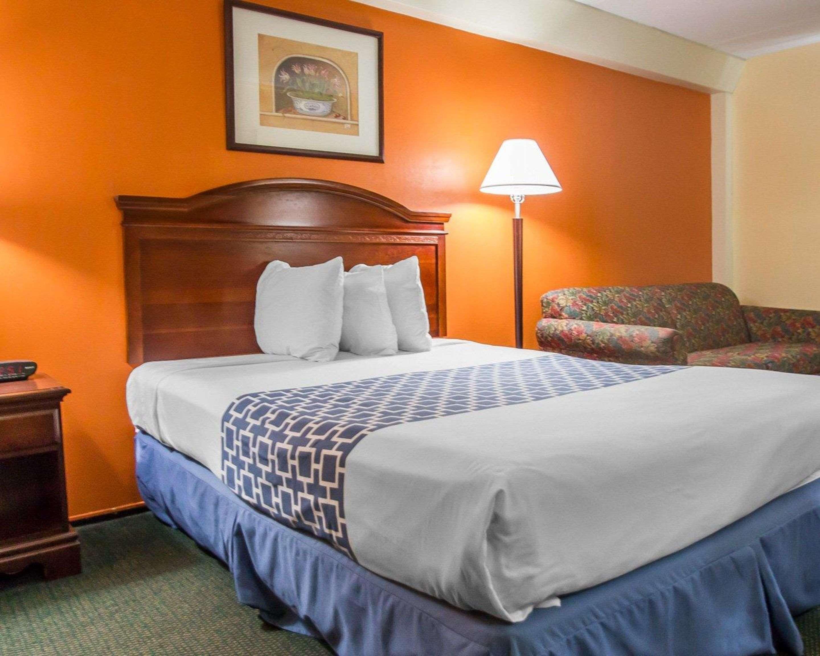 Econo Lodge Inn & Suites Airport Windsor Locks Exterior foto