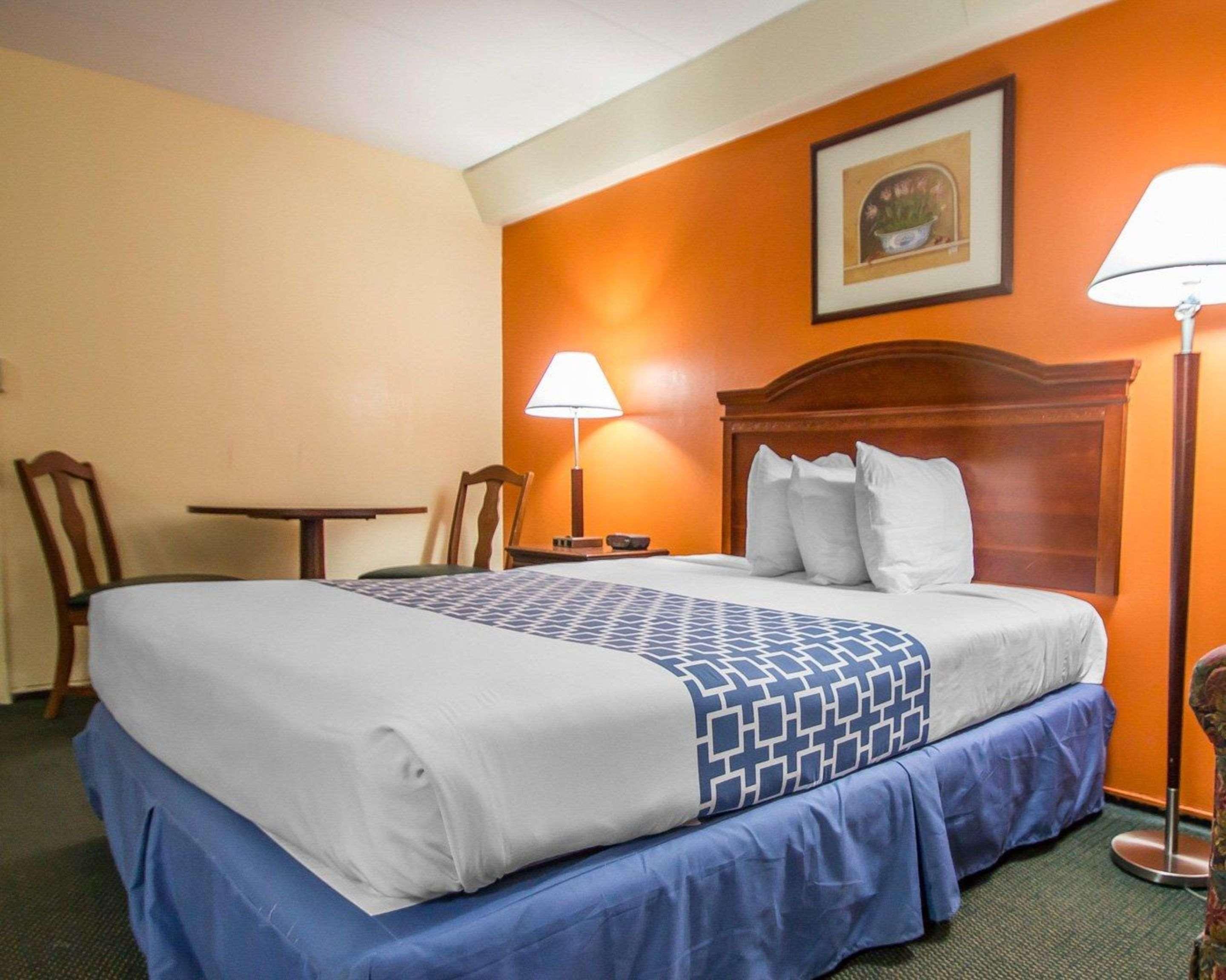 Econo Lodge Inn & Suites Airport Windsor Locks Exterior foto