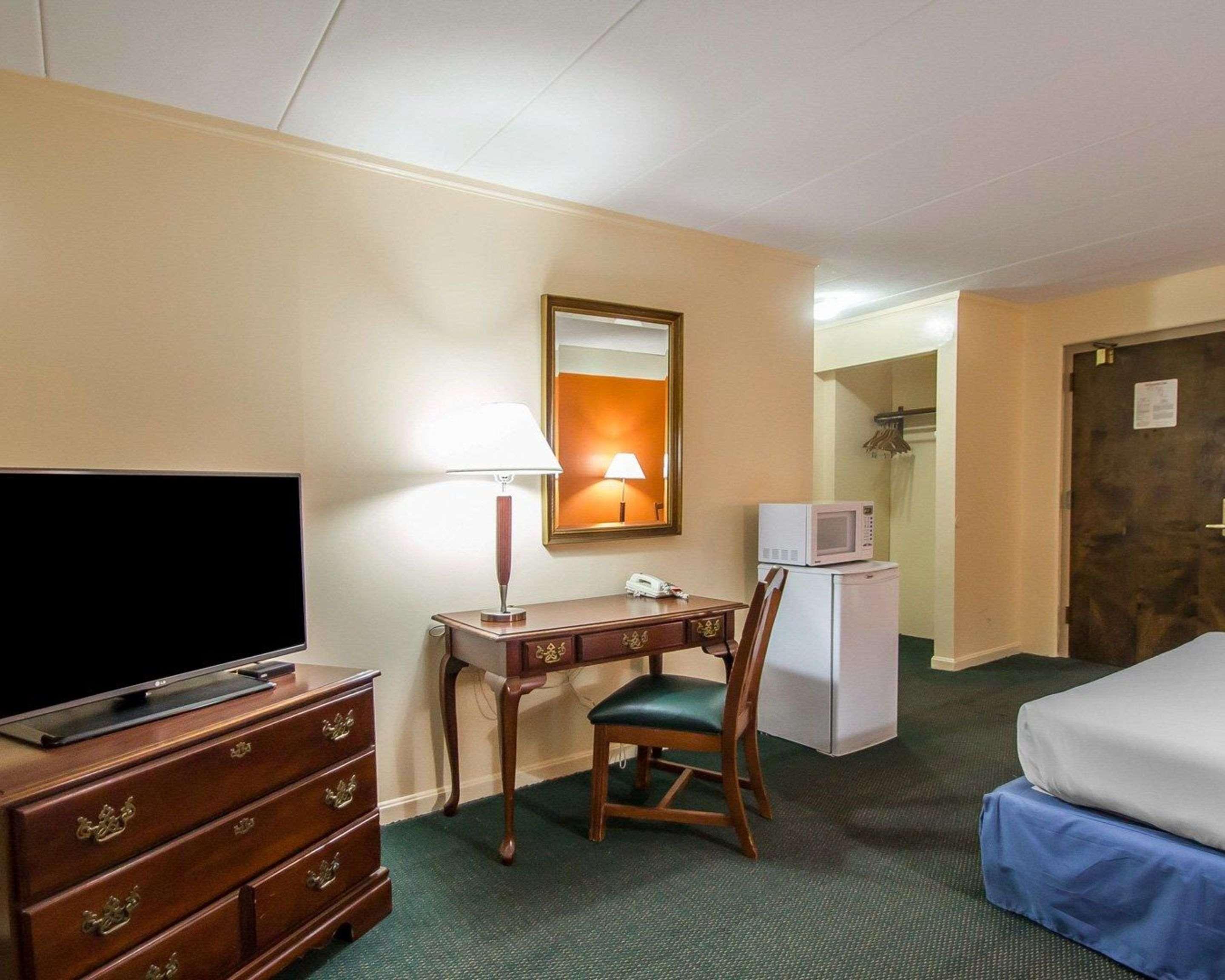 Econo Lodge Inn & Suites Airport Windsor Locks Exterior foto